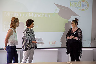 Verleihung der Teilnahmeurkunde an das Minihaus München Menzinger Straße im Rahmen von kita.digital