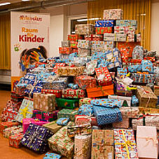 Gifts for the Münchner Tafel food bank from children attending the Tölzer Strasse crèche and nursery