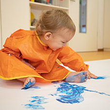 Child playing with paint at the Pasing crèche