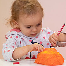 Child painting and being creative in Minihaus München’s Sendling crèche