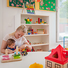 Bognerhof crèche in Munich’s Trudering district – nursery teacher playing with a child in the home room