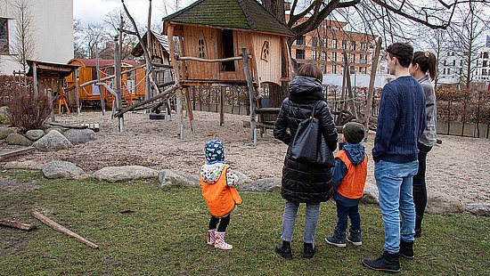 Minis aus dem Kindergarten Minihaus Tölzer Straße im Garten des Horizont-Hauses Domagkpark
